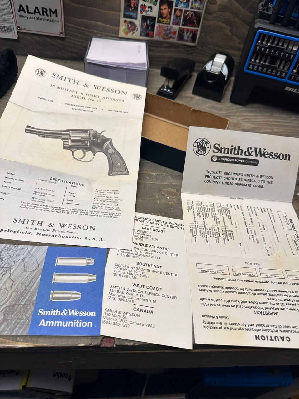 Smith Og Wesson Eske Med Litt Info. År - 1981 