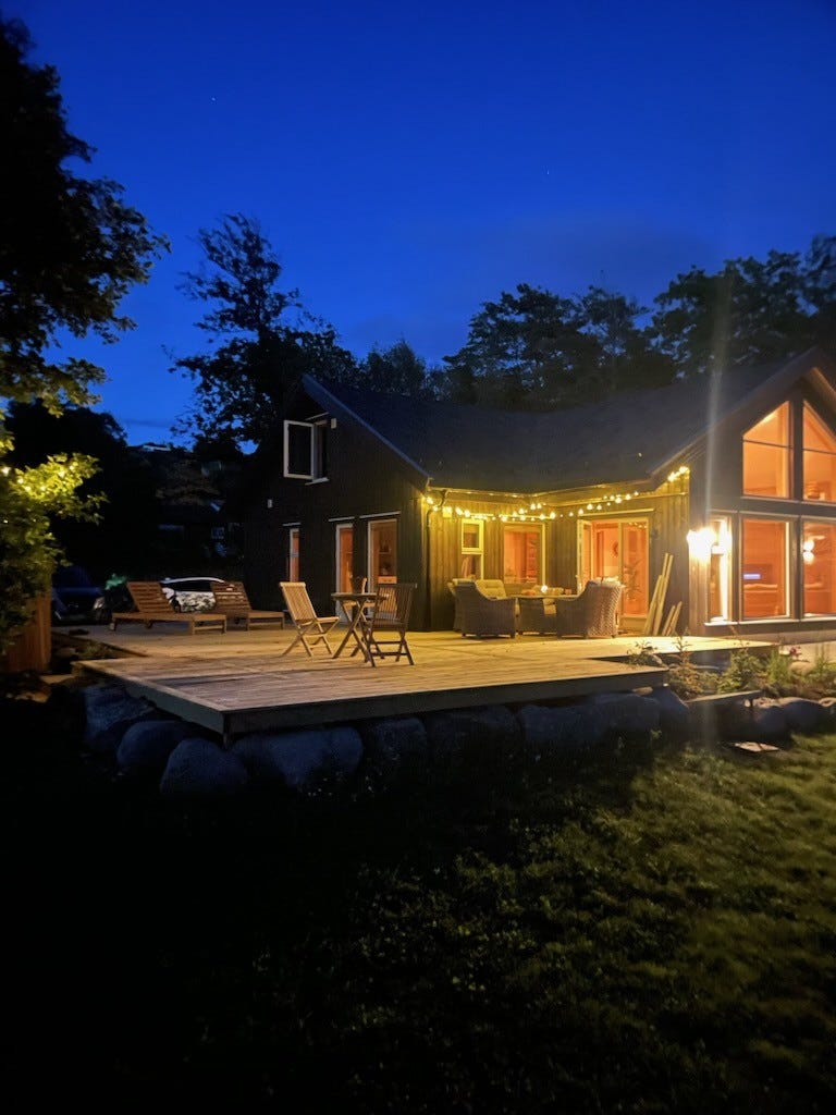 Viser platting ute på kveldstid. Galleribilde