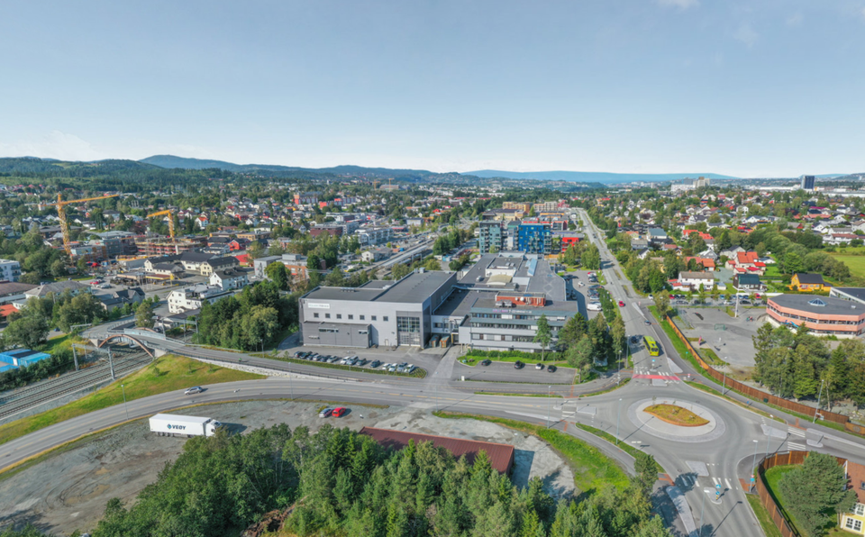 Eiendommen ligger langs E6 - ca. 5 km sør for Trondheim sentrum, tett på de etablerte industriområdene ved Heggstadmyra, Torgård og Kvenild.