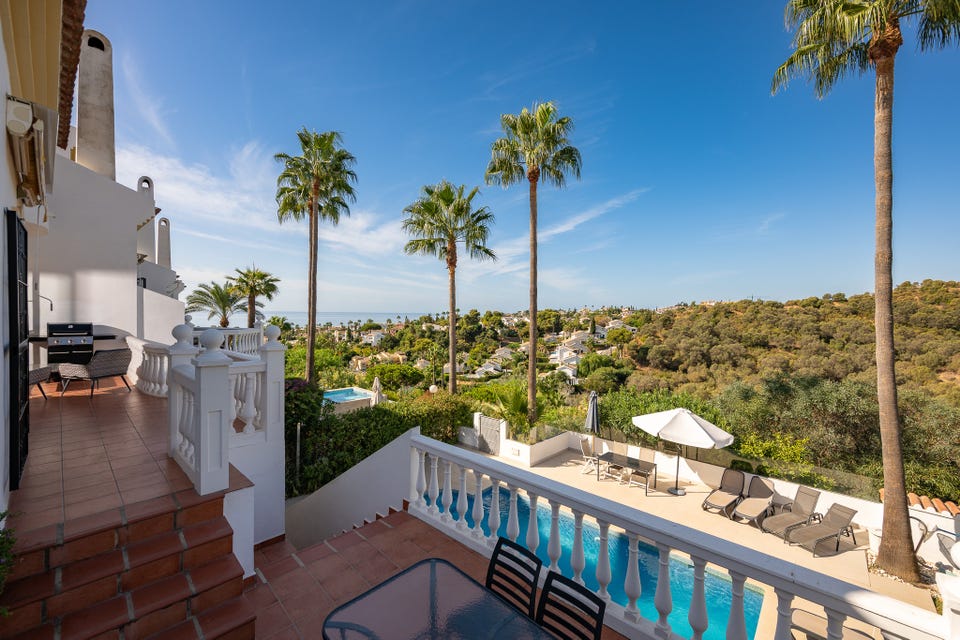 Mijas Costa - Stor rekkehusbolig i Calahonda med panoramautsikt og privat basseng – bilde 2