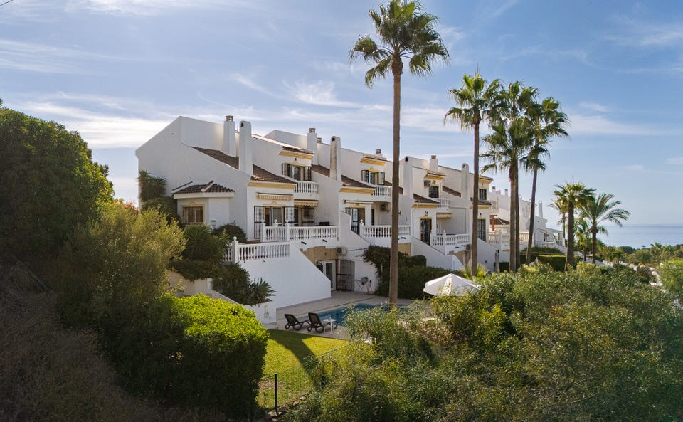Mijas Costa - Stor rekkehusbolig i Calahonda med panoramautsikt og privat basseng – bilde 4