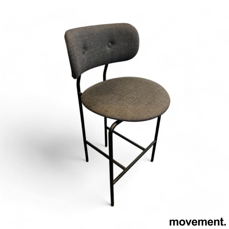 stk Gubi Coco Counter barstol i mørkt grått stoff, sittehøyde