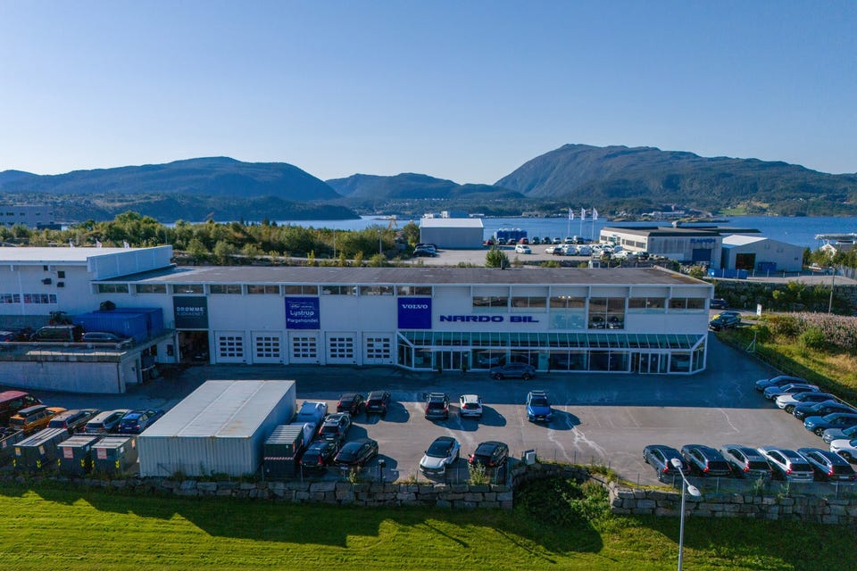 Verkstedveien 9 - Næringslokaler fordelt med utstillingshall, verksted, kontorer og lager.