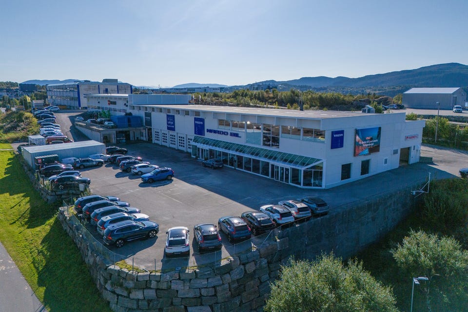 Verkstedveien 9 - Næringslokaler fordelt med utstillingshall, verksted, kontorer og lager.
