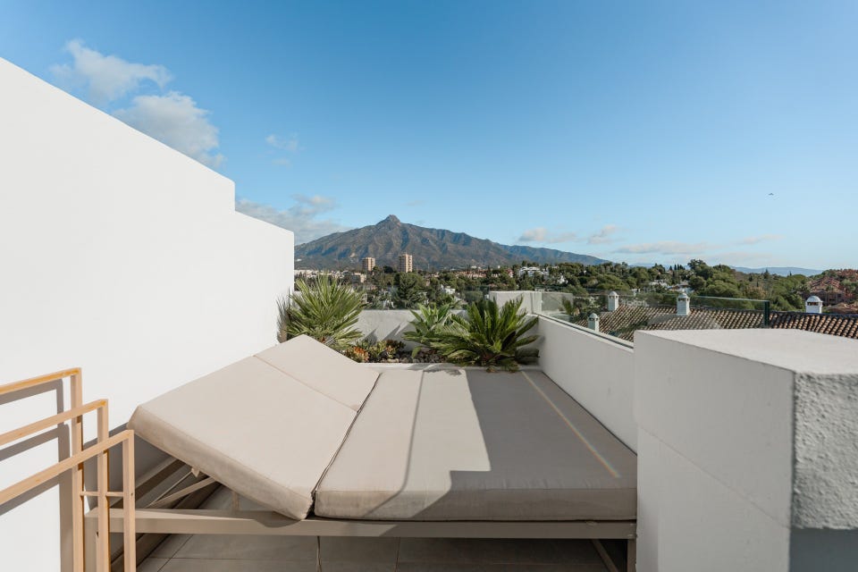 Bo midt i Marbella - Duplex penthouse med solrike terrasser og frontlinjeutsikt mot La Concha – bilde 3