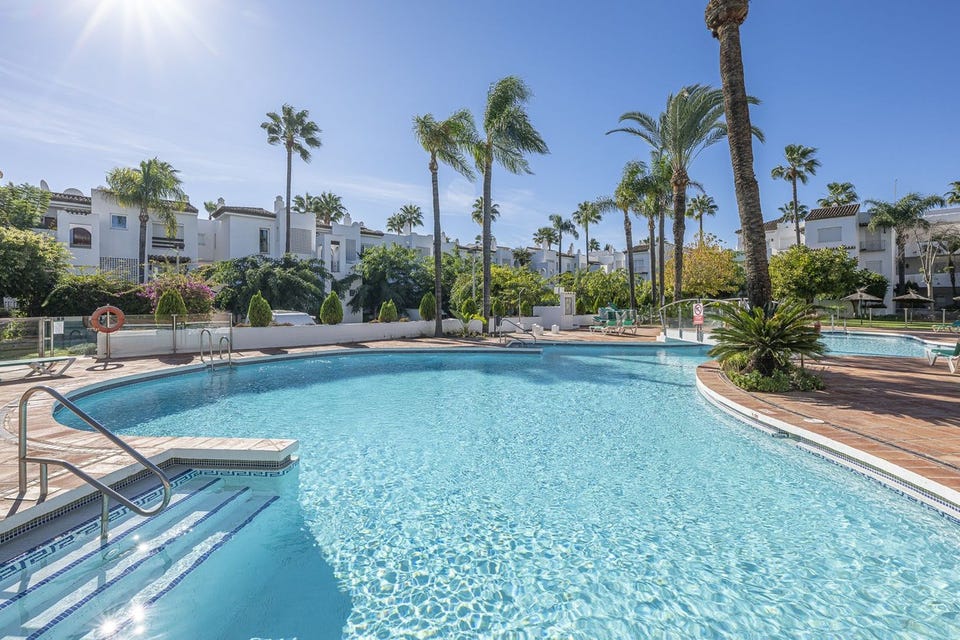 Estepona - Nydelig renovert 2-soveroms strandlinje-leilighet med sjøutsikt i eksklusive Costalita – bilde 2