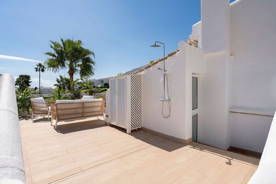Stilfull 2-soveroms leilighet med spektakulær utsikt - Totalrenovert, Midt i Nueva Andalucía, 18kvm takterrasse – bilde 4