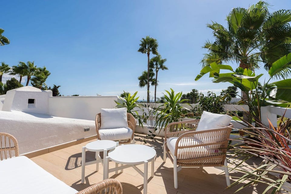 Stilfull 2-soveroms leilighet med spektakulær utsikt - Totalrenovert, Midt i Nueva Andalucía, 18kvm takterrasse – bilde 2