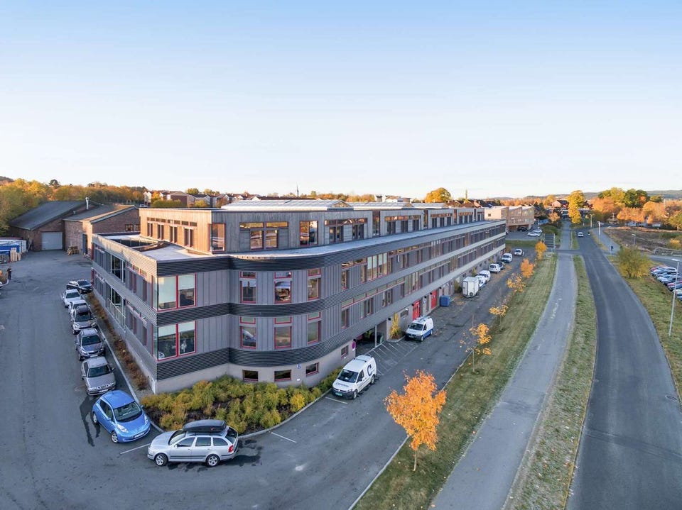 Lyse og moderne kontorlokaler i nyere bygg. Rimelig leie, 1500,- pr. kvm. God parkeringsdekning.