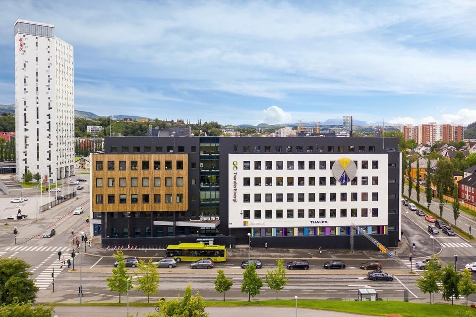 Moderne og lyse kontorlokaler med sentral beliggenhet på Lerkendal. God kollektivdekning. Treningsrom og felles kantine.