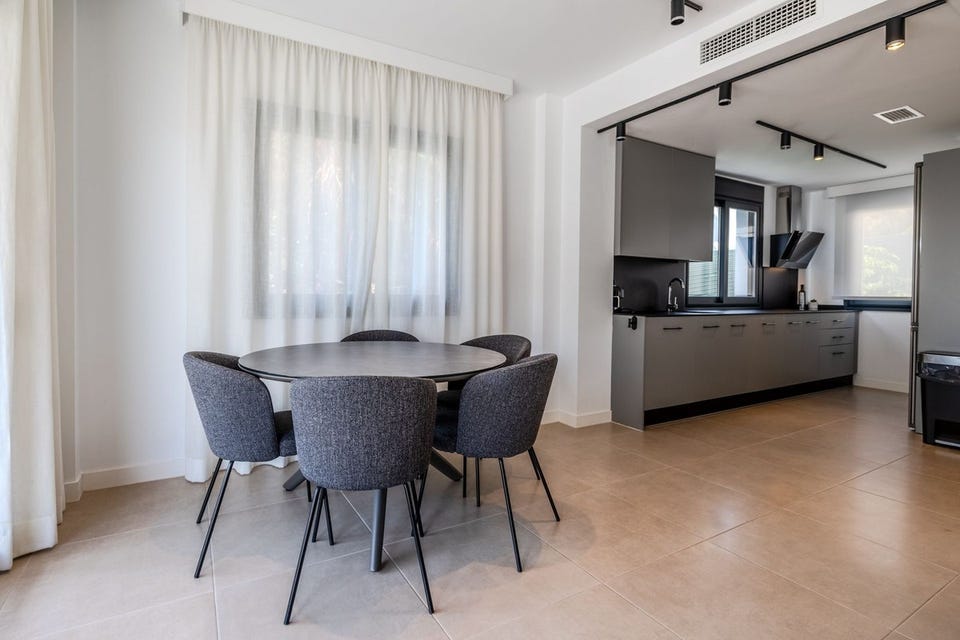 Sjarmerende 3-soveroms hjørne-rekkehus med solarium i eksklusive El Campanario – nær golf, strand og Marbella – bilde 4