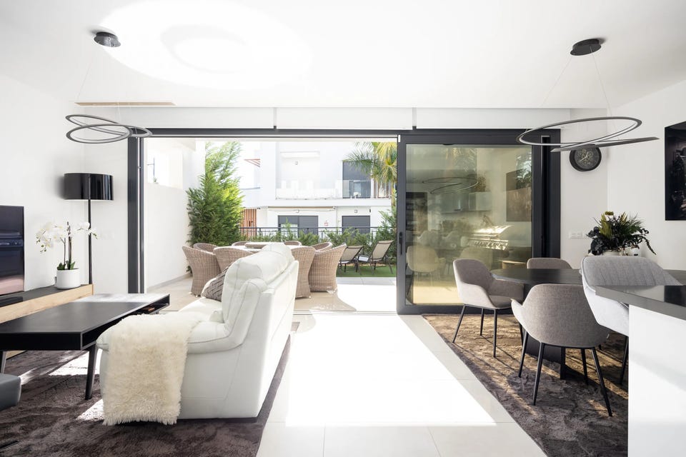 Estepona Øst - Moderne 3-soveroms rekkehus med takterrasse, havutsikt og sol hele dagen - Bygget 2023 – bilde 2