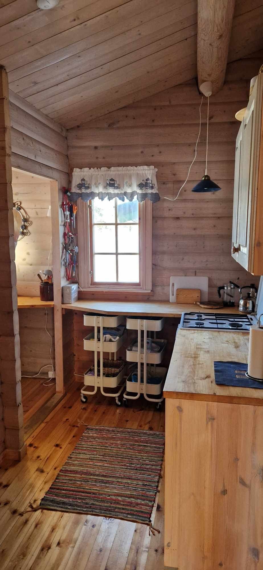 Kjøkken med gasskomfyr og -kjøleskap Galleribilde