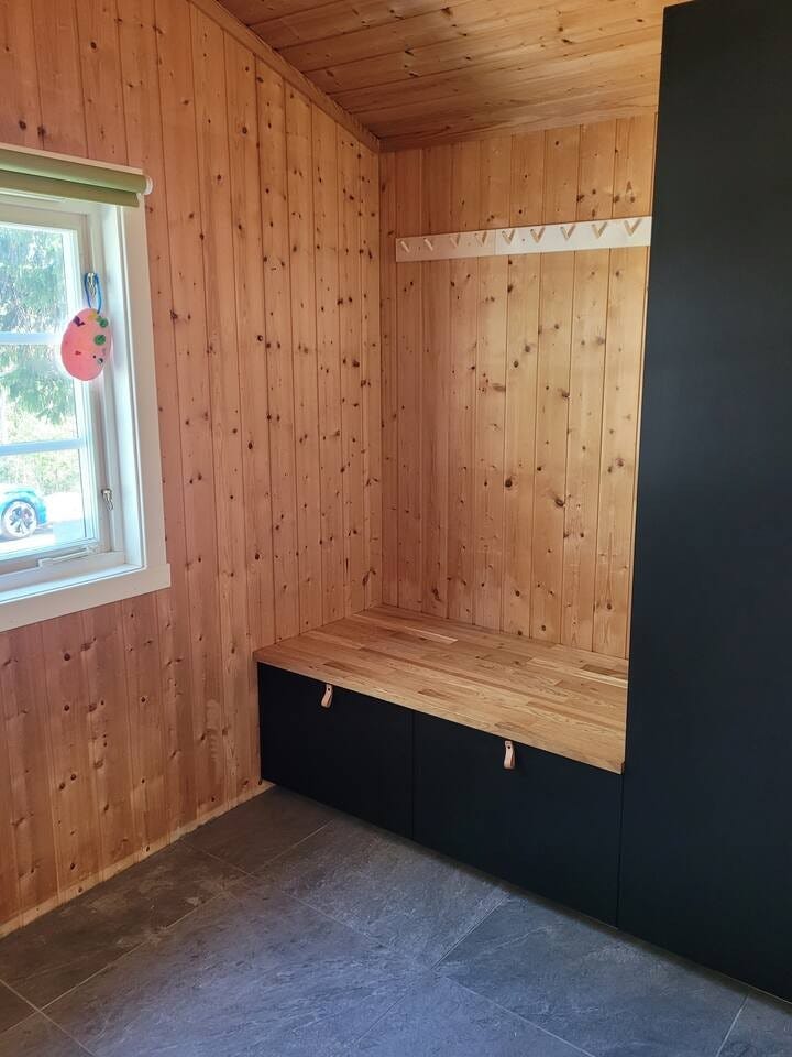 Gang med sittebenk som gjør det enkelt å ta på alpinstøvler Galleribilde