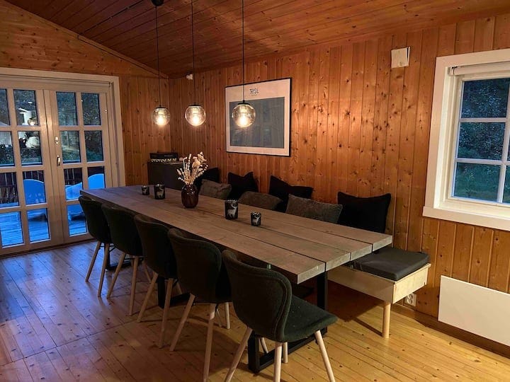 Spisebord med sittebenk Galleribilde