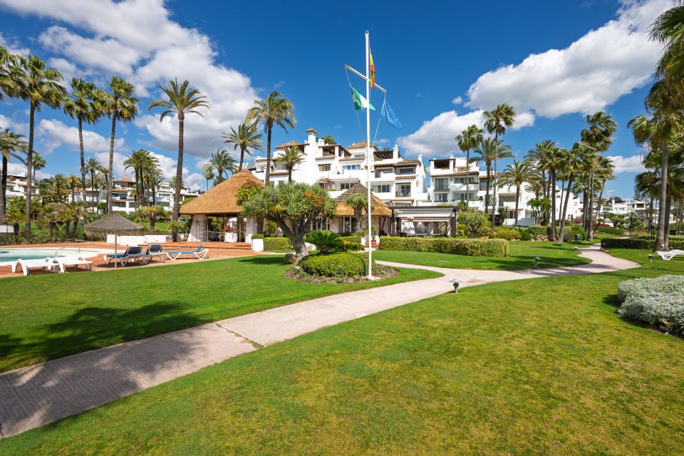 Estepona Sentrum - Romslig 2-soveroms hageleilighet i eksklusivt strandkompleks med direkte adkomst til stranden – bilde 3