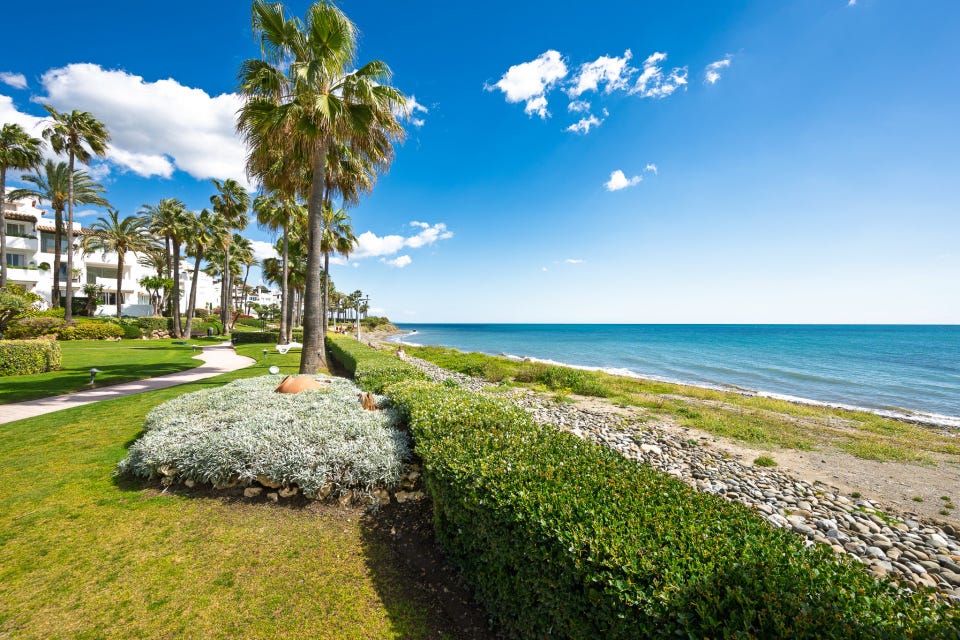 Estepona Sentrum - Romslig 2-soveroms hageleilighet i eksklusivt strandkompleks med direkte adkomst til stranden – bilde 4