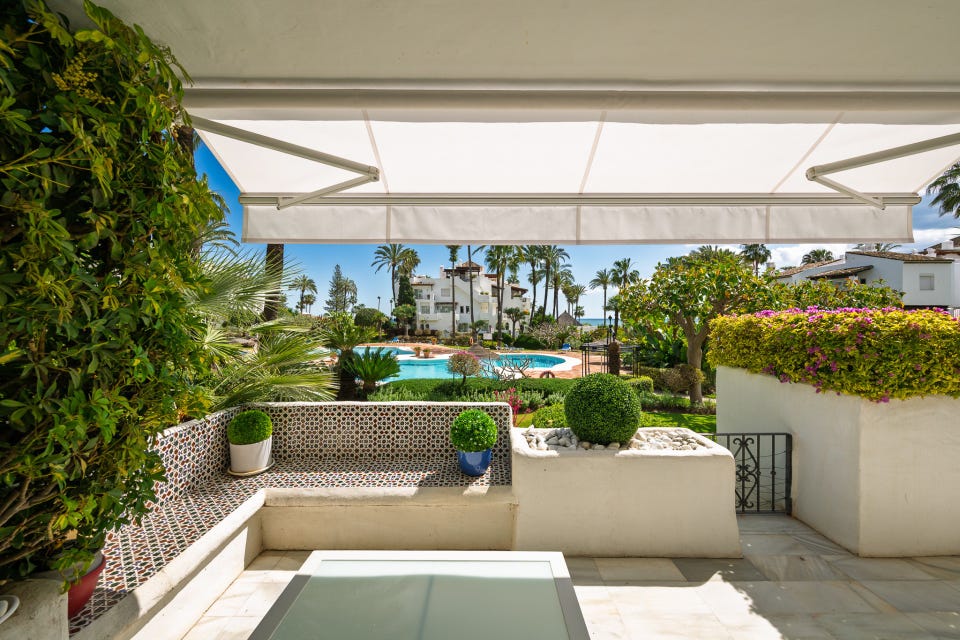 Estepona Sentrum - Romslig 2-soveroms hageleilighet i eksklusivt strandkompleks med direkte adkomst til stranden – bilde 2