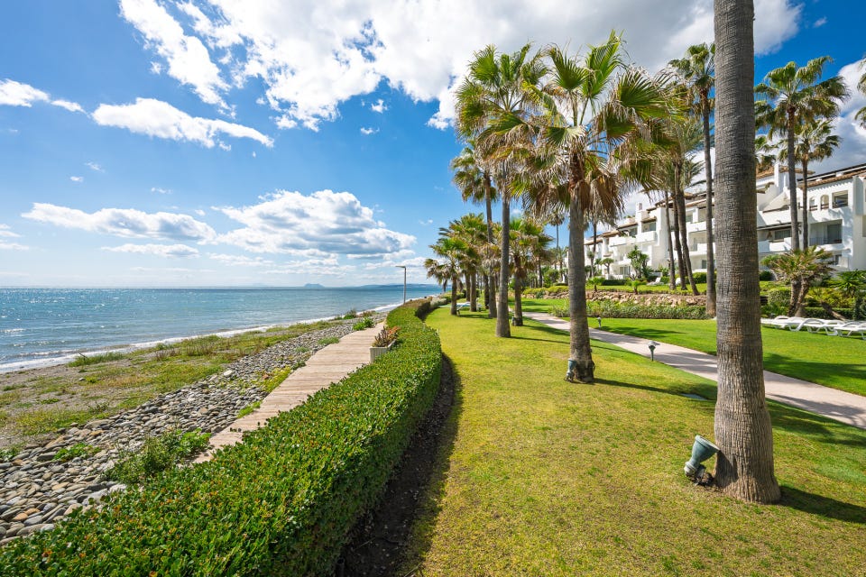 Estepona Sentrum - Romslig 2-soveroms hageleilighet i eksklusivt strandkompleks med direkte adkomst til stranden – bilde 5