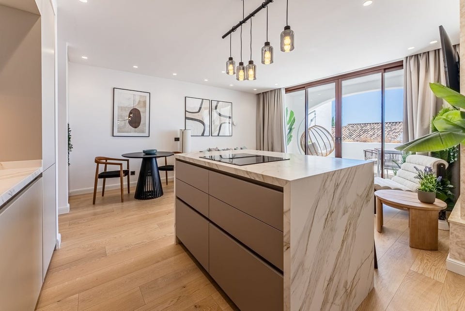 Unik 3-soveroms rekkehus med panoramautsikt mot havet - 33kvm terrasse med privat jacuzzi - Eksklusivt boligområde – bilde 2