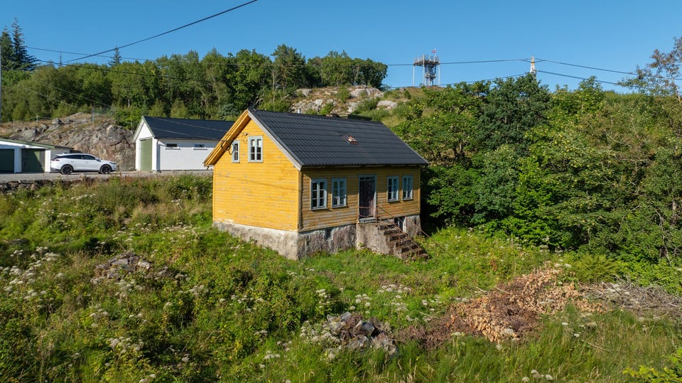 HARALDSTAD - Eiendom med eldre bolighus og uthus beliggende på Haraldstad. Grense til sjø. Rett til båtplass.