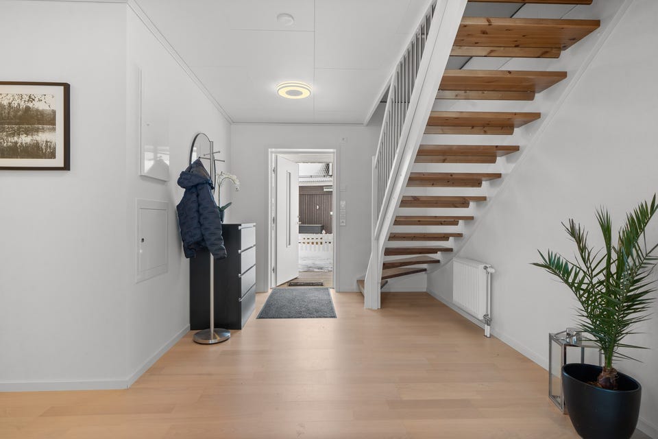 Når du entrer boligen, kommer du inn i en lys og romslig entré med plass til garderobeløsninger etter eget ønske og behov.