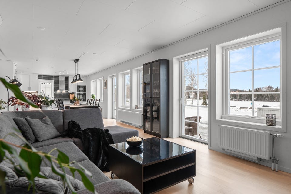 Boligen har en god planløsning med et stort og sosialt oppholdsrom, 2 soverom, omkledningsrom, baderom og vaskerom på én flate. I tillegg er det et stort uinnredet loftsrom som kan innredes etter eget ønske og behov.