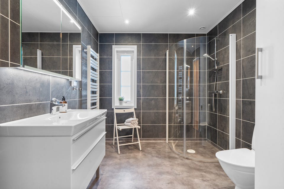 Boligen har et lyst og moderne baderom fra byggeåret 2020. Baderommet har  elektrisk gulvvarme, downlights i himlingen og mekanisk avtrekk.