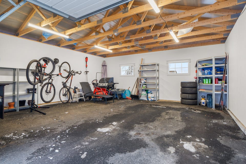 Eiendommen er også bebygd med en dobbeltgarasje på 37m². Det er lagt opp 2 stk. 16A kurser med stikkontakter. Taklamper koblet til bevegelsessensor i garasjen.