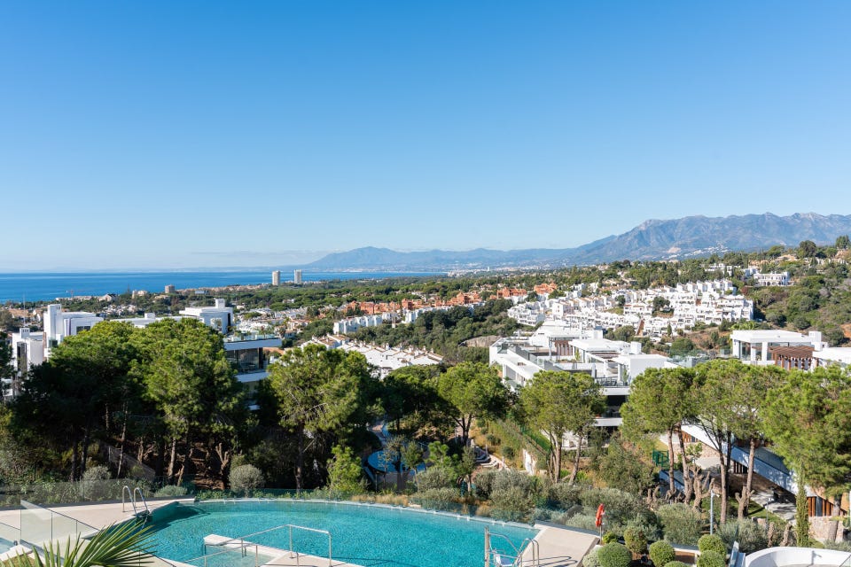 Marbella Øst - Eksklusiv 3-soveroms leilighet med panoramautsikt, store terrasser og gangavstand til strand og marina – bilde 3
