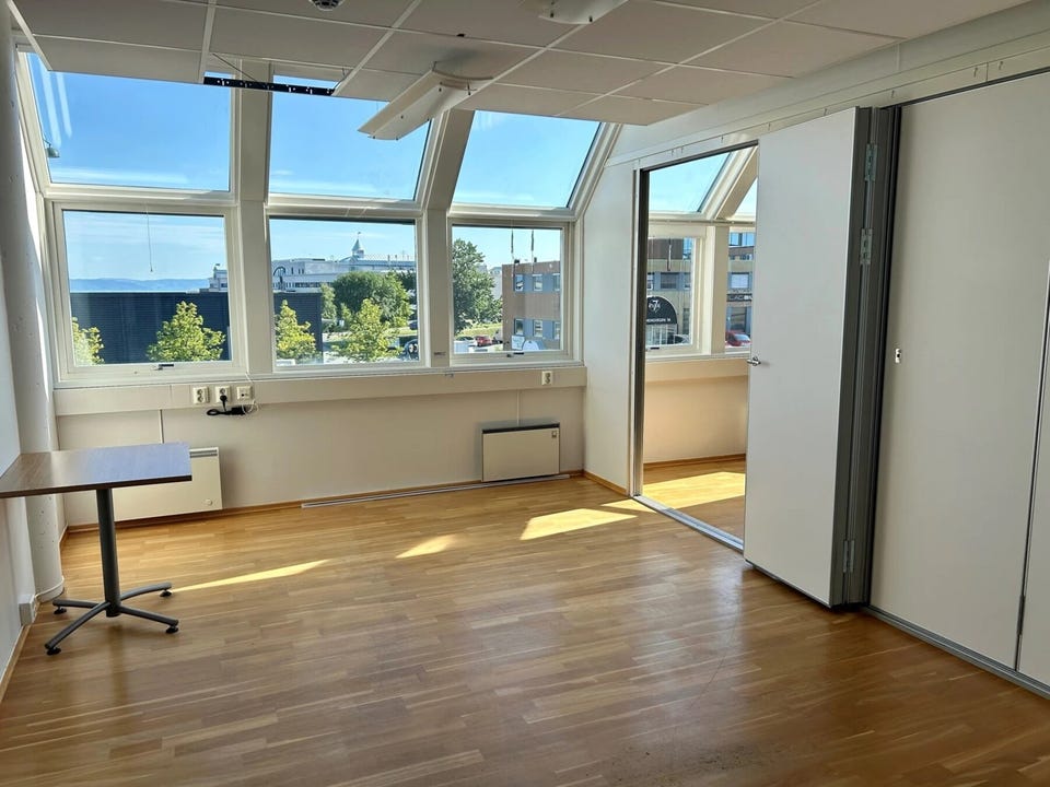 Kontor, lager og rikelig med parkering!