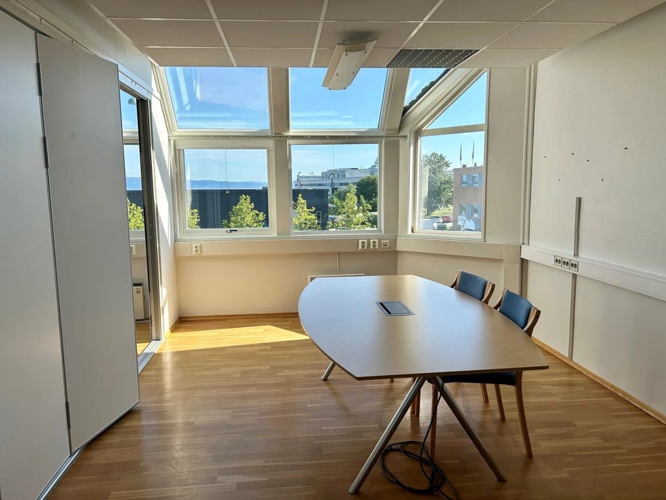 Kontor, lager og rikelig med parkering!