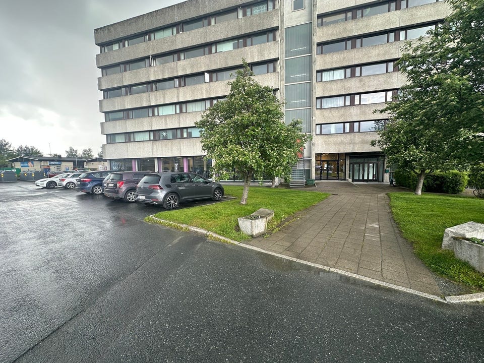 Pent opparbeidede uteområder ved inngangspartiet.