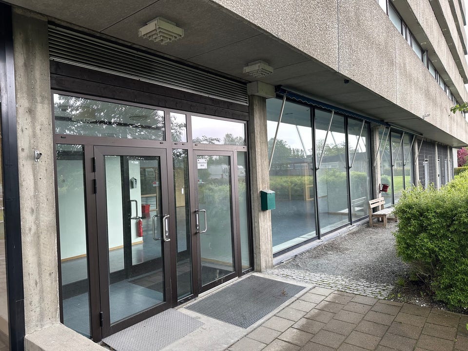 Separat inngang direkte inn til lokalet, store vindusflater.