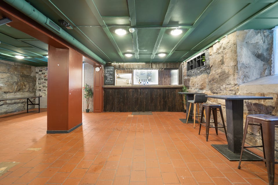 Kjellerlokale med bar og serveringsmuligheter