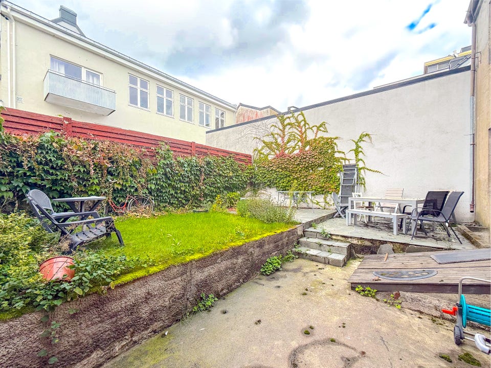 Charming back yard with seating that comes with the tenancy.