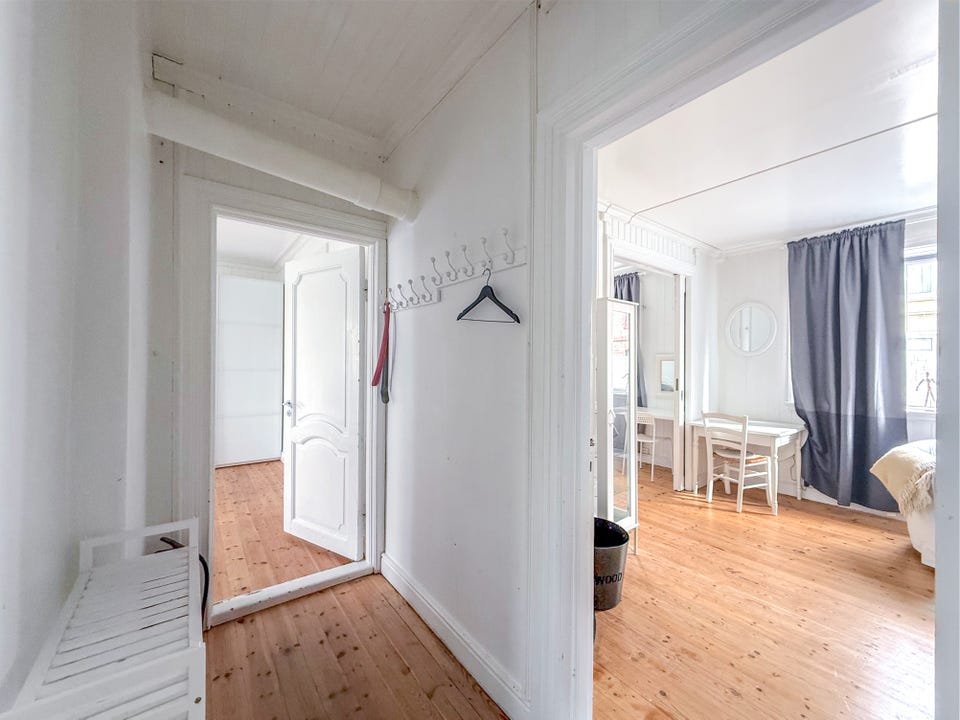 Entrance with space to hang up outdoor clothing.