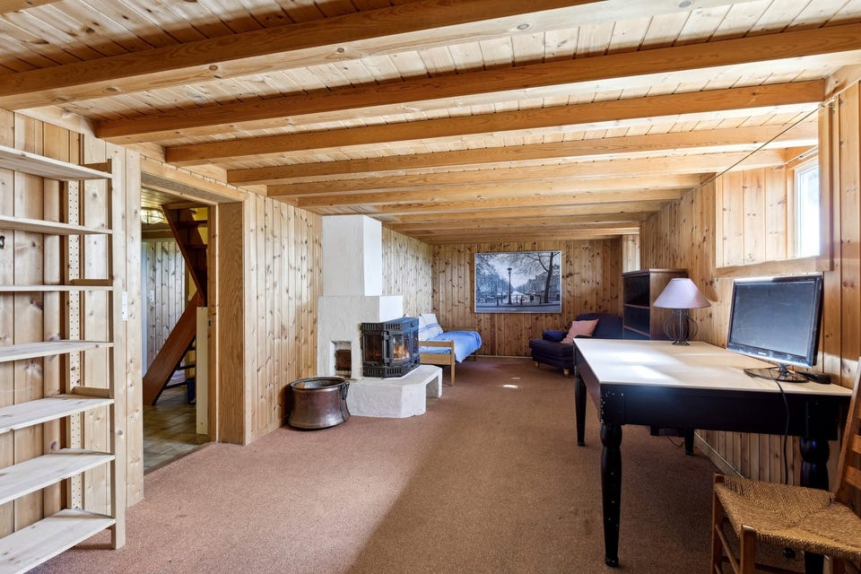 Kjellerstue med vedovn.