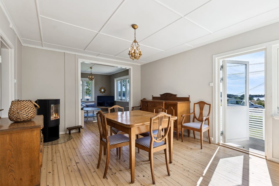 Spisestue med utgang til terrasse.