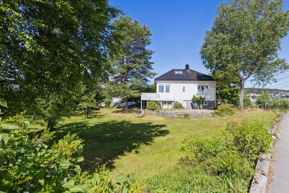 Welcome to Batteriheia 6! Utleiemegler Sør is pleased to present a classic detached house with sea views and a large garden to rent.