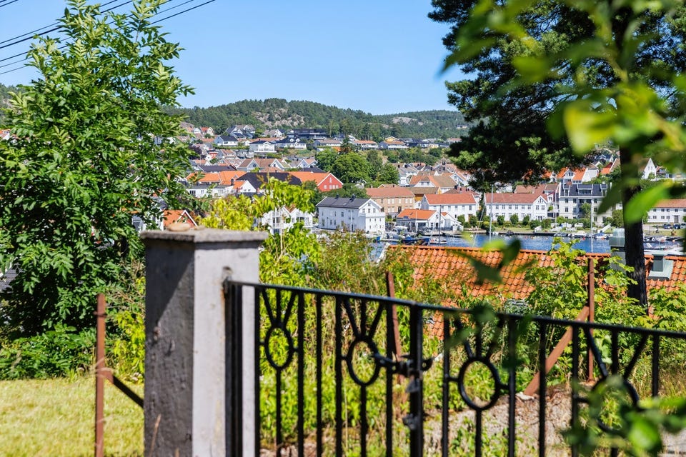 Utsikt over Lillesand sentrum og havna.