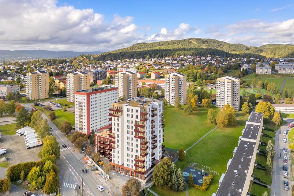 Nærområdet sett fra nord, med Refstadveien og grøntarealene rundt.