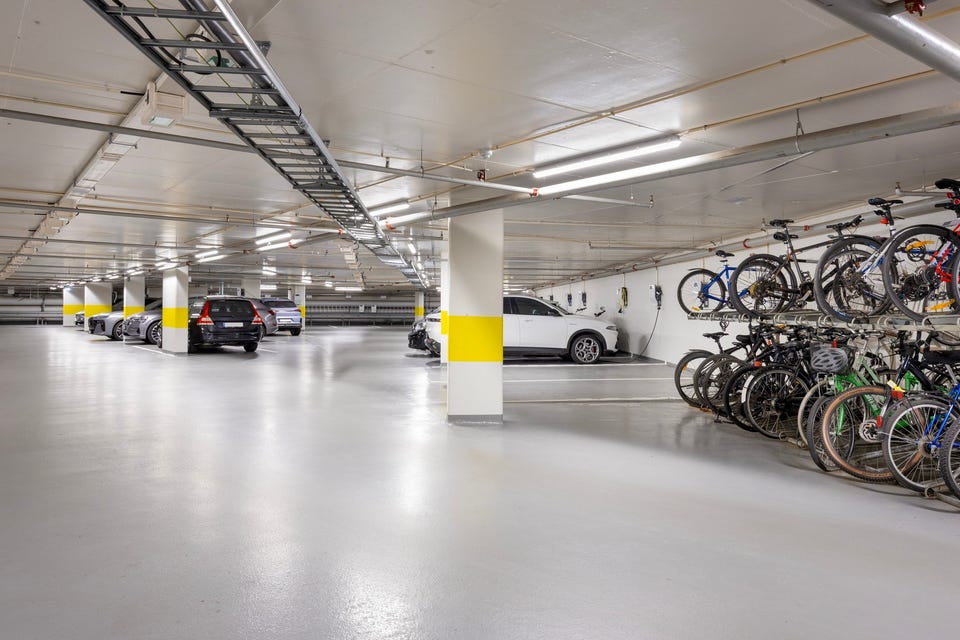 Det er garasjeanlegg i kjeller. Det medfølger ikke parkeringsplass med leiligheten.