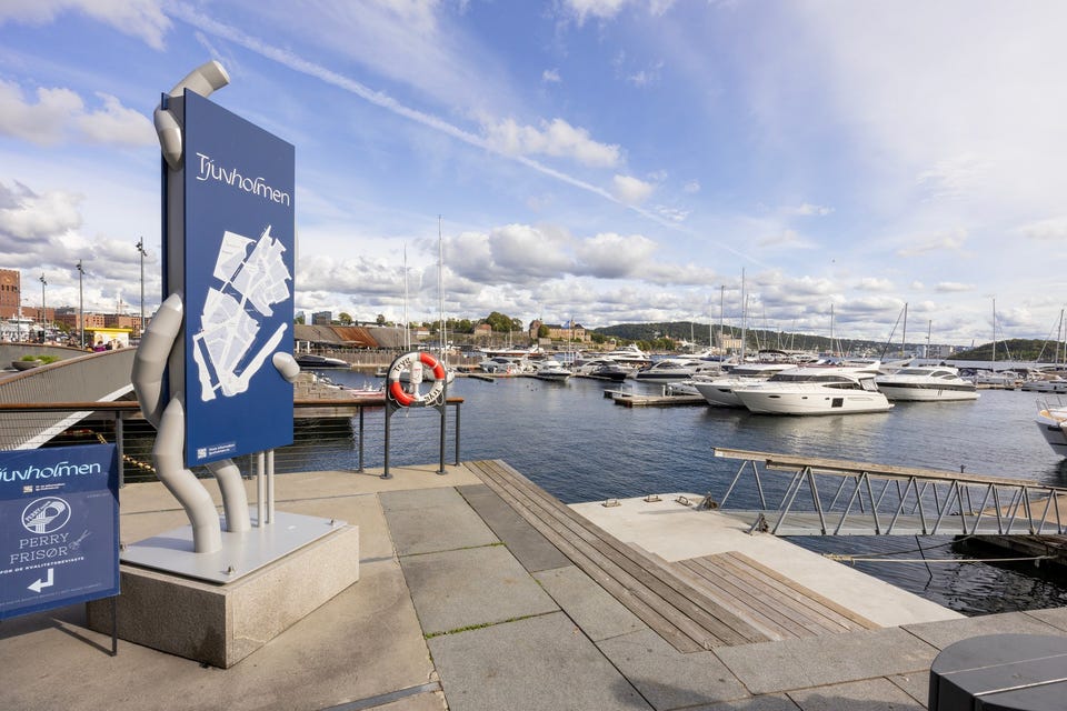 Enten man nyter en kaffe på brygga, tar et bad i sjøen eller utforsker moderne kunst, er alt kun en heistur eller spasertur unna.