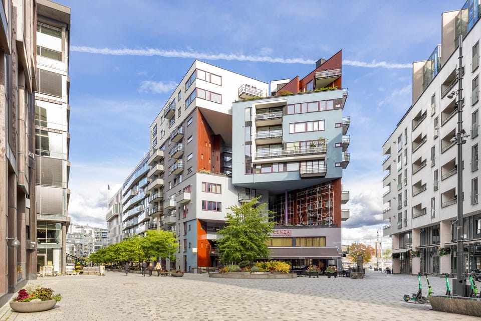Lille Stranden 2 er et markant kombinasjonsbygg oppført i 2007 over 11 etasjer, tegnet av Arkitektkontoret Kari Nissen Brodtkorb.  Bygget har åpninger av ulik karakter som skaper variasjon og kontakt mellom kvartalets indre rom og omgivelsene. Kontrastene