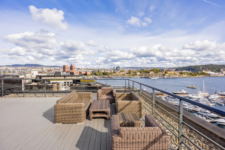 På toppen av bygget har beboerne også tilgang til en spektakulær, felles takterrasse med panoramautsikt over by og fjord.