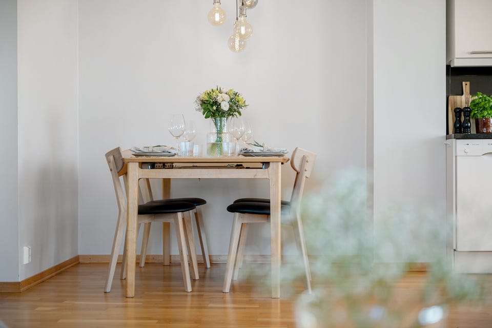 God plass til spisebord i tilknytning til stuen.