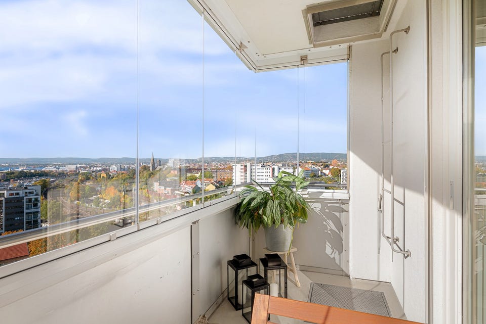 Innglassingen skjermer for vind og kulde, og gjør det mulig å bruke balkongen utover sommerhalvåret.