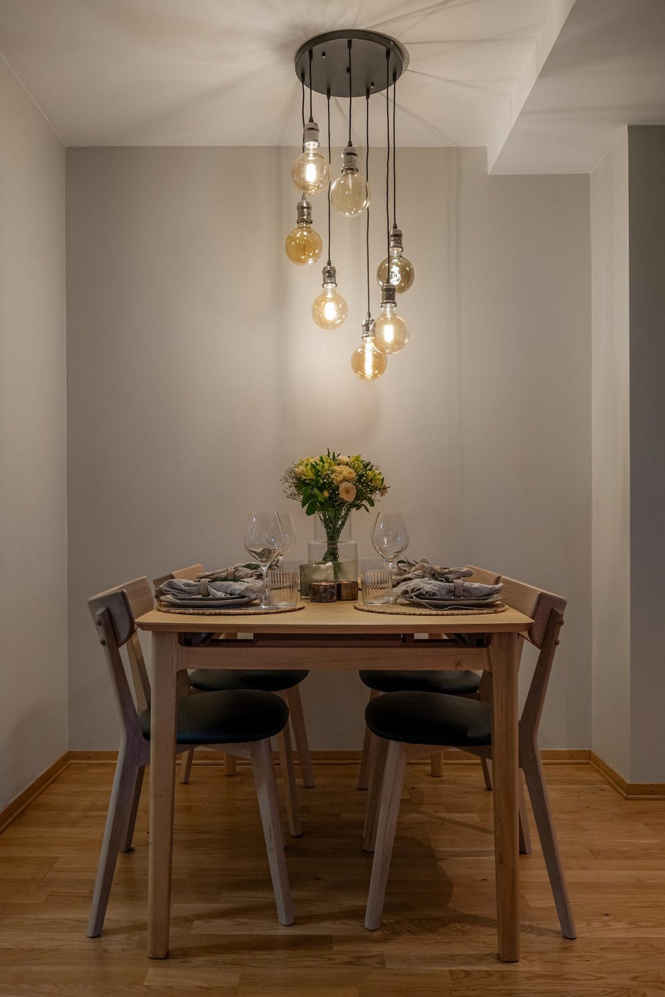 God plass til spisebord i tilknytning til stuen.