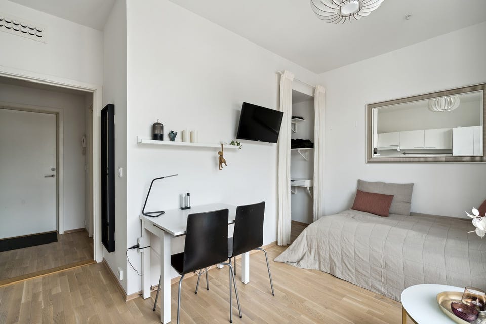 Stue/sov med plass til seng og spiseplass. Nisje som brukes som garderoberom.